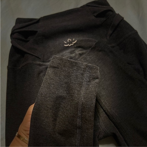 Beyond Yoga cross Leggings - Picture 3 of 5